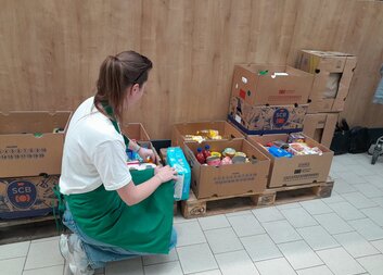 Dobrovolníci Charity a studenti gymnázia společně pomáhali v jarní Sbírce potravin